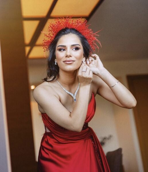 Yoğun Kristal Boncuklu Tüylü Kına Tacı