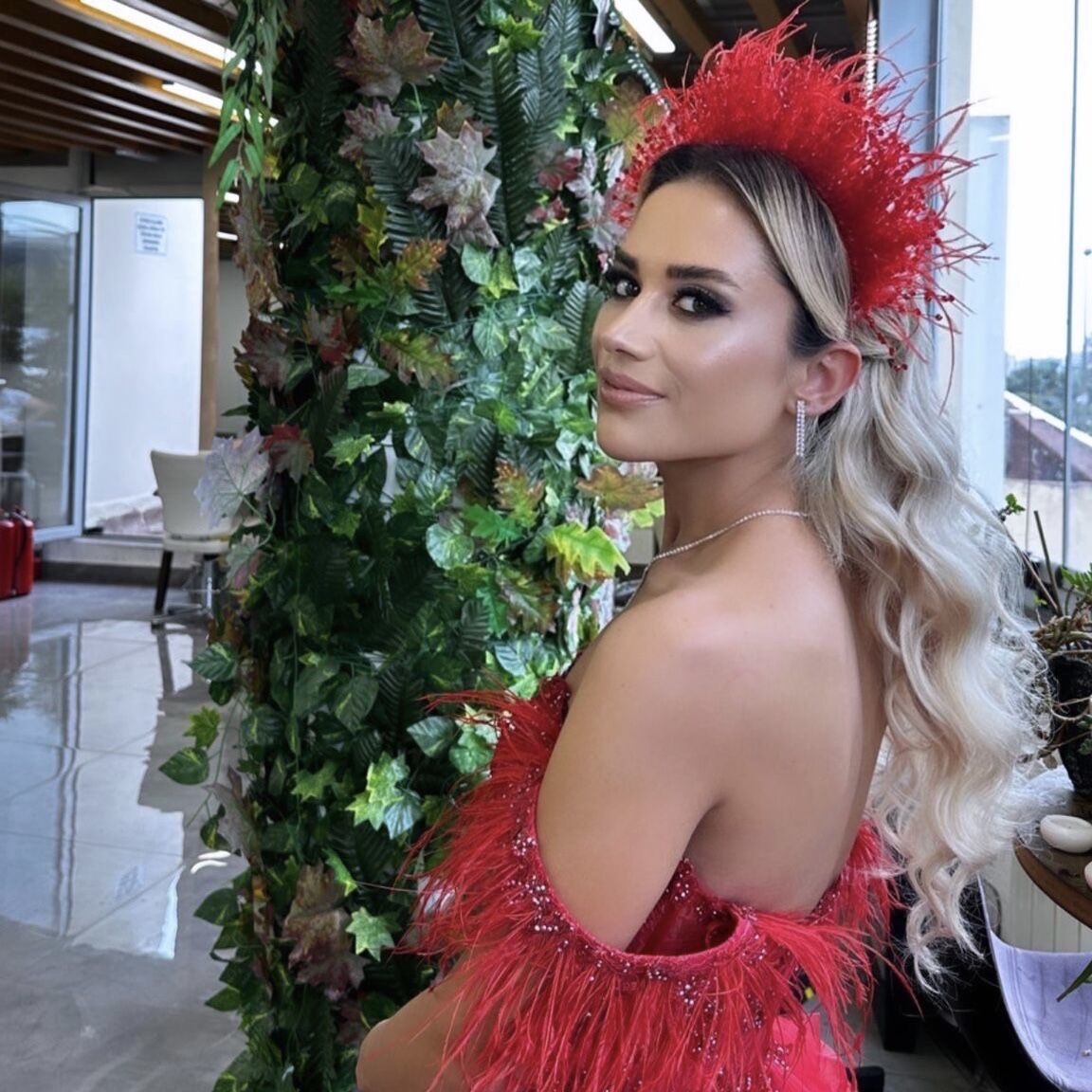 Yoğun Kristal Boncuklu Tüylü Kına Tacı