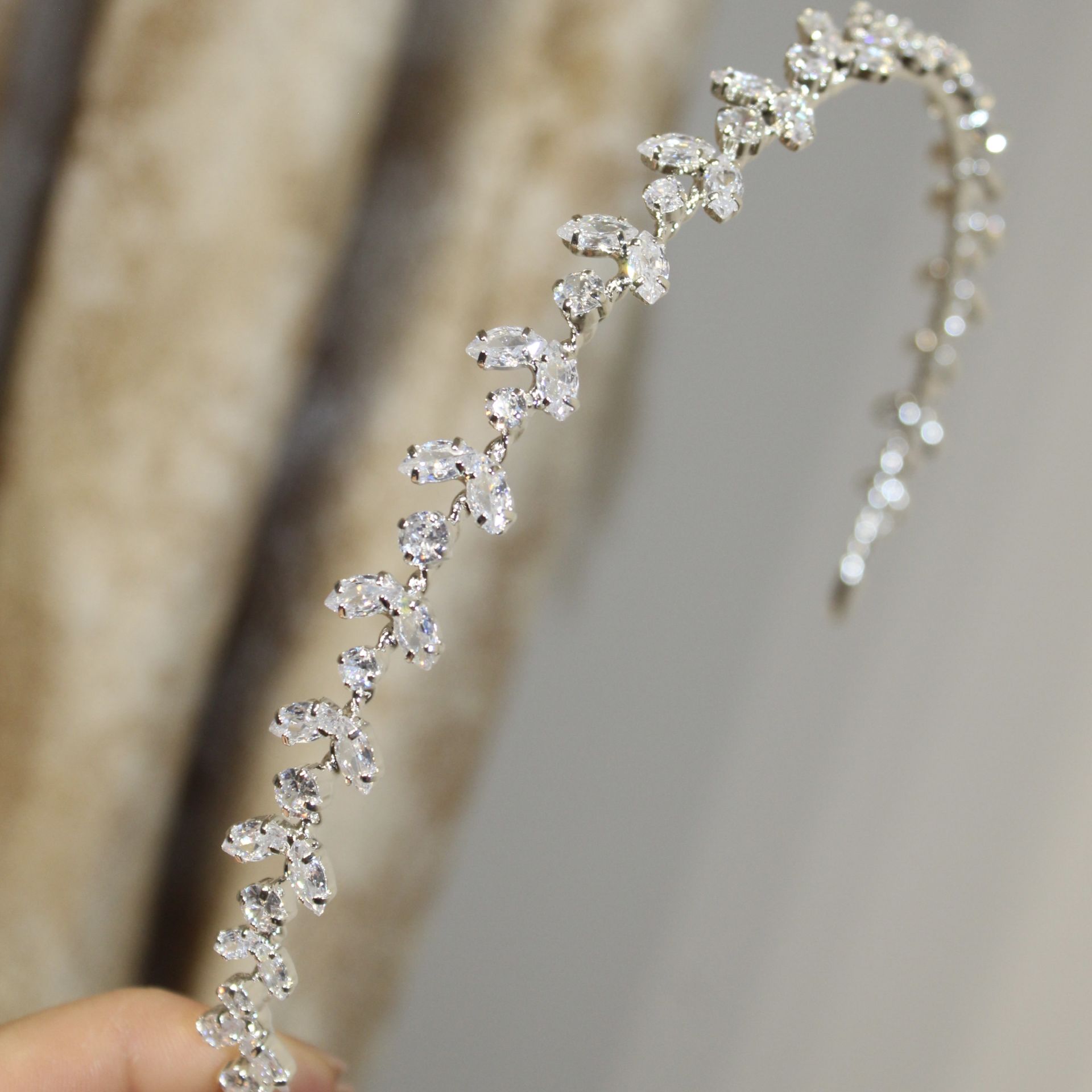 CLARA ZİRKON TEK SIRA BANT