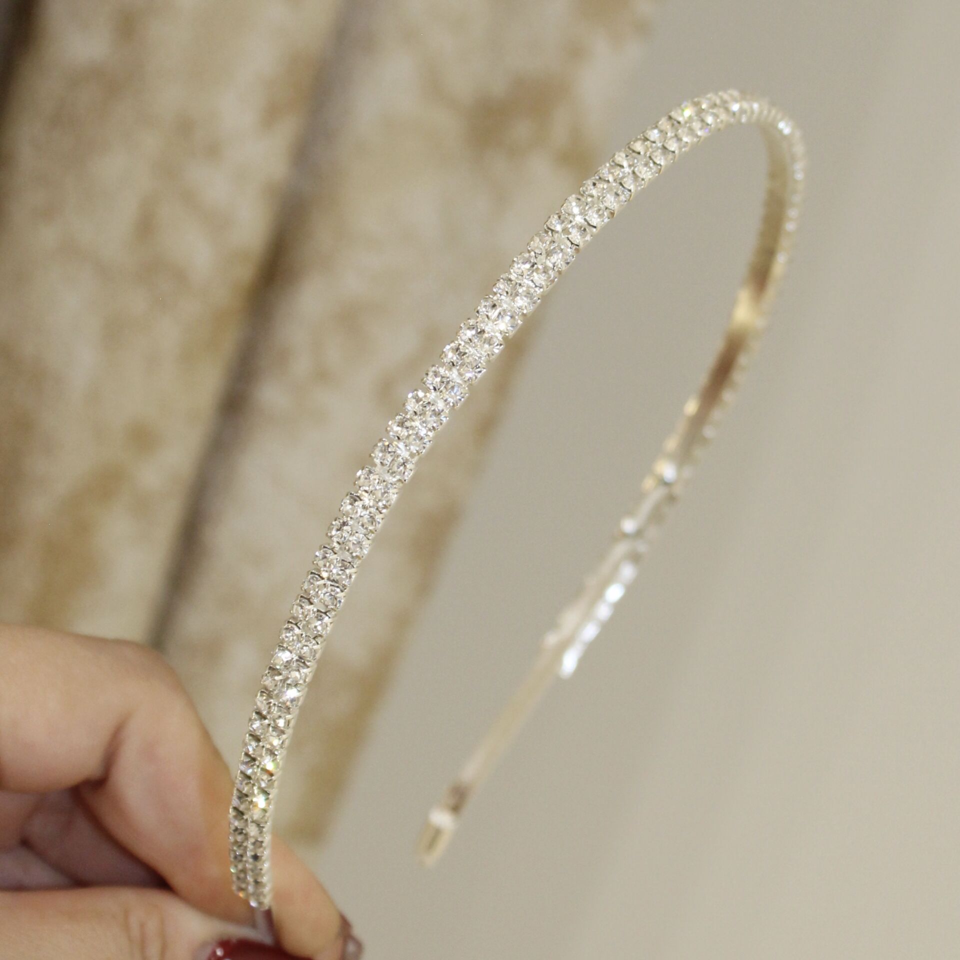 LEİLA TEK SIRA TAÇ