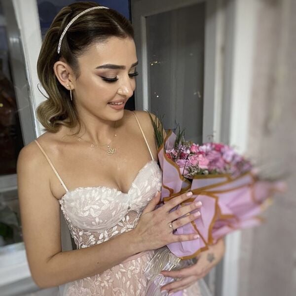 LEİLA TEK SIRA TAÇ