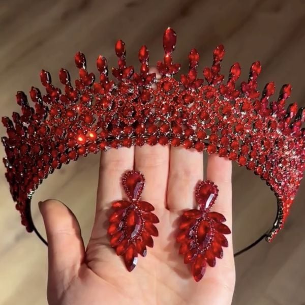 KIRMIZI TAÇ VE KÜPE