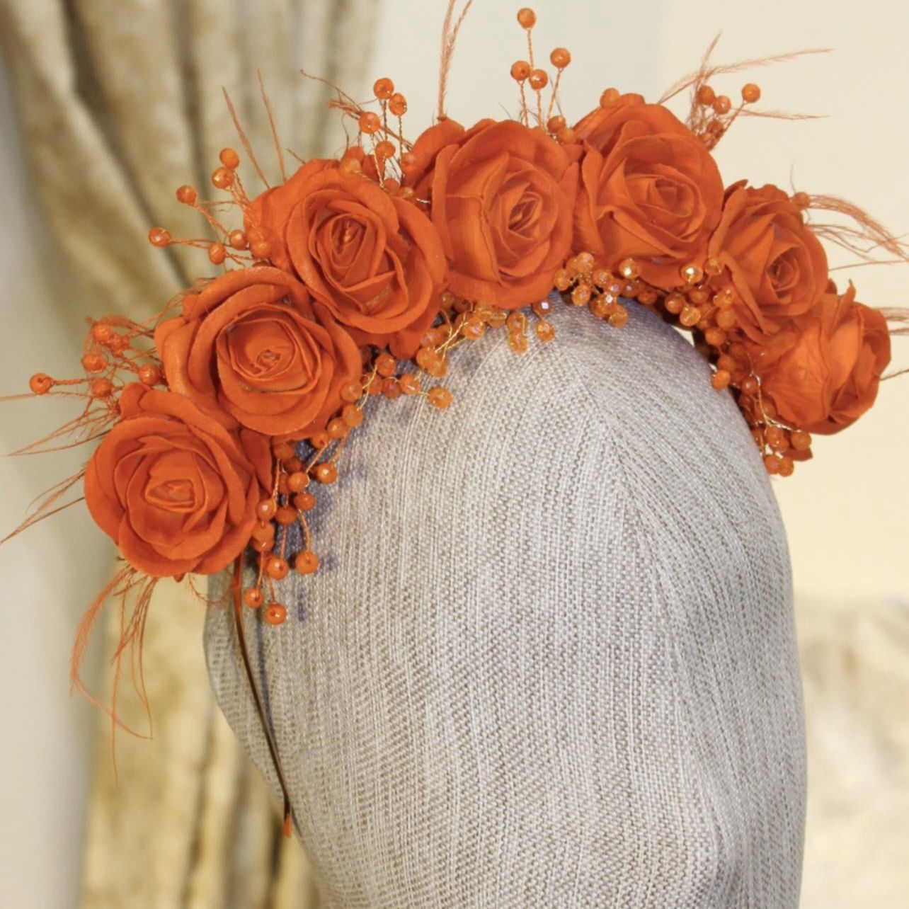 TURUNCU GÜLLÜ TASARIM TAÇ