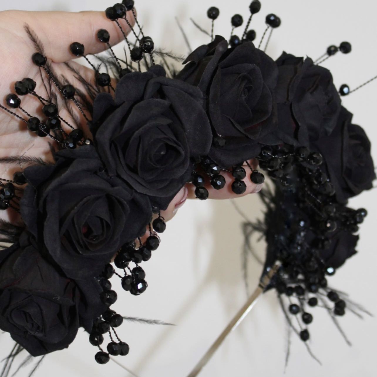 SİYAH GÜLLÜ TASARIM TAÇ