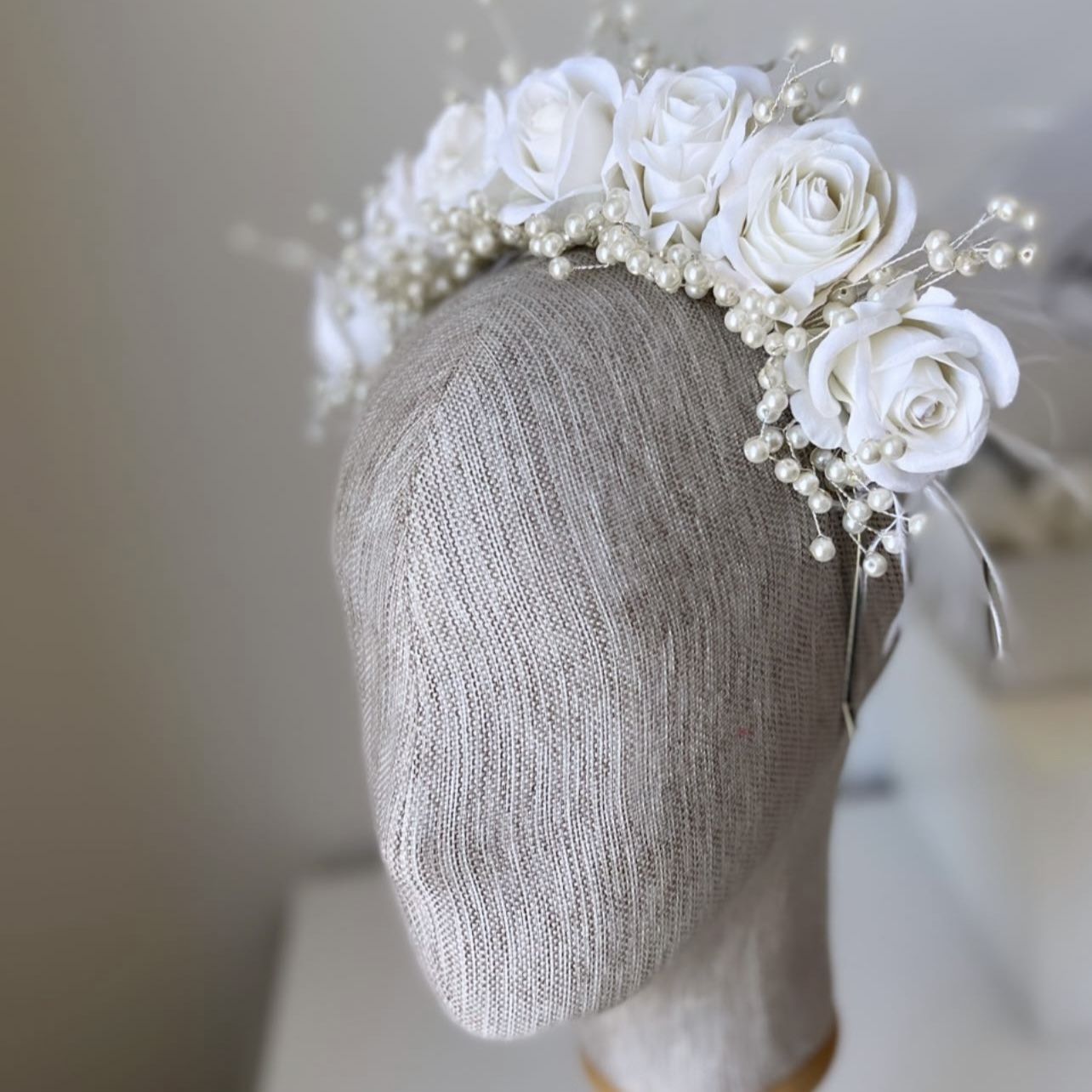 BEYAZ TASARIM GÜLLÜ TAÇ