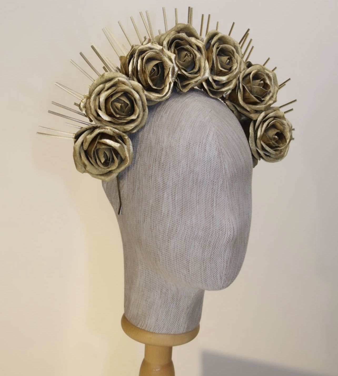 GOLD GÜLLÜ TASARIM TAÇ