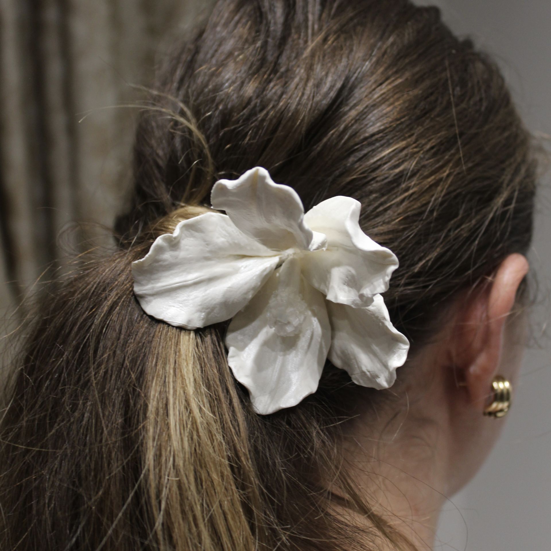 LİLYUM PORSELEN SAÇ AKSESUARI