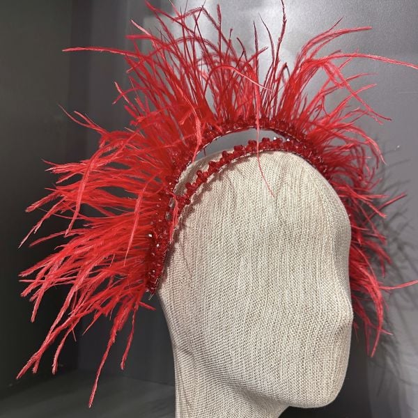 KIRMIZI TASARIM TÜYLÜ TAÇ