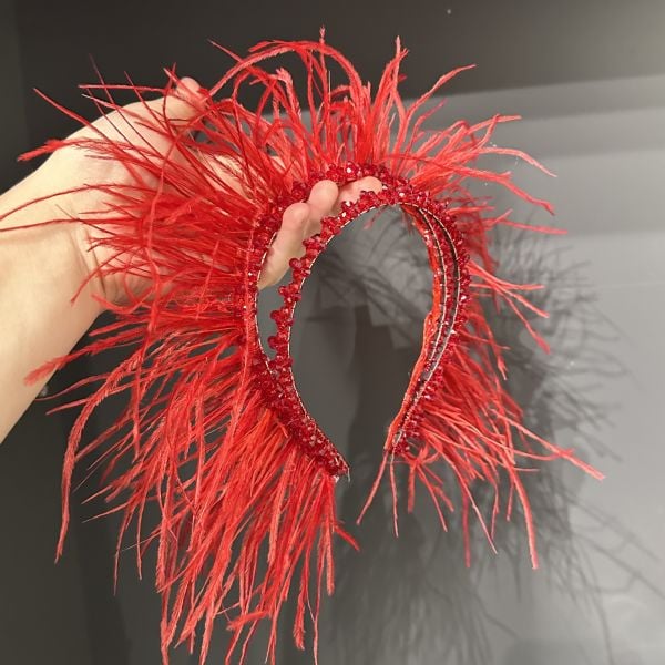 KIRMIZI TASARIM TÜYLÜ TAÇ